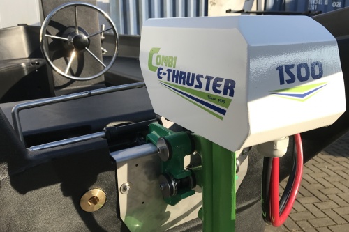 Stille Combi E-Thruster achter een Whaly 450 Classic